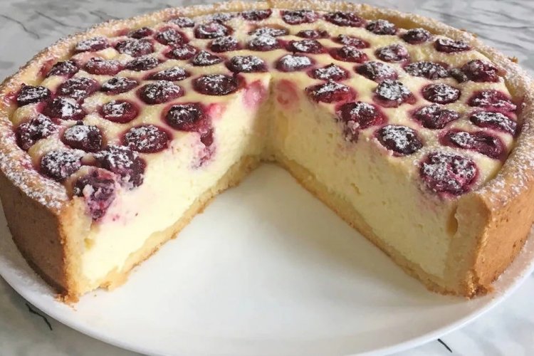 Пирог с вишней и творогом