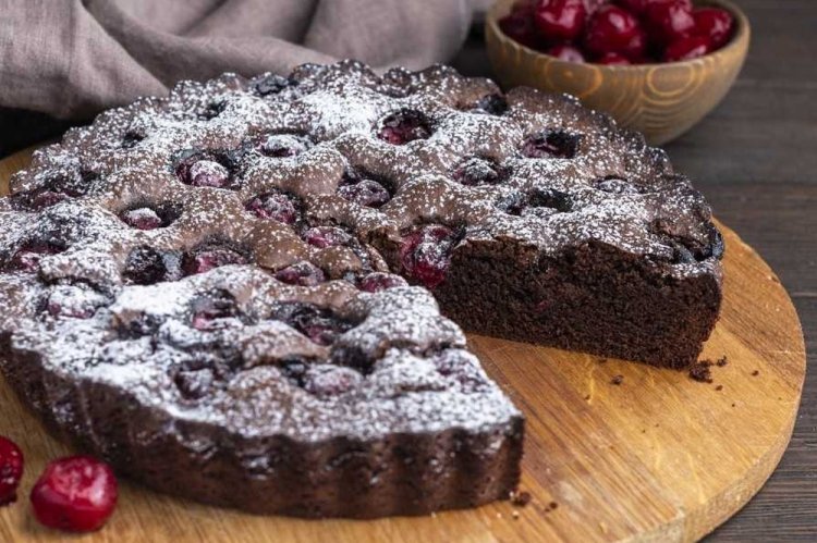 Шоколадный пирог с вишней