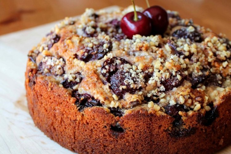 Пирог с вишней и грецкими орехами