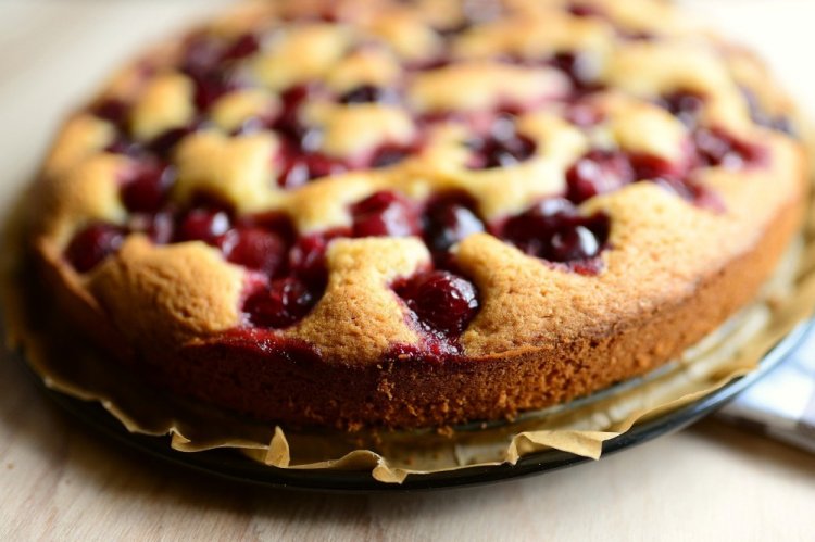 Постный пирог с вишней