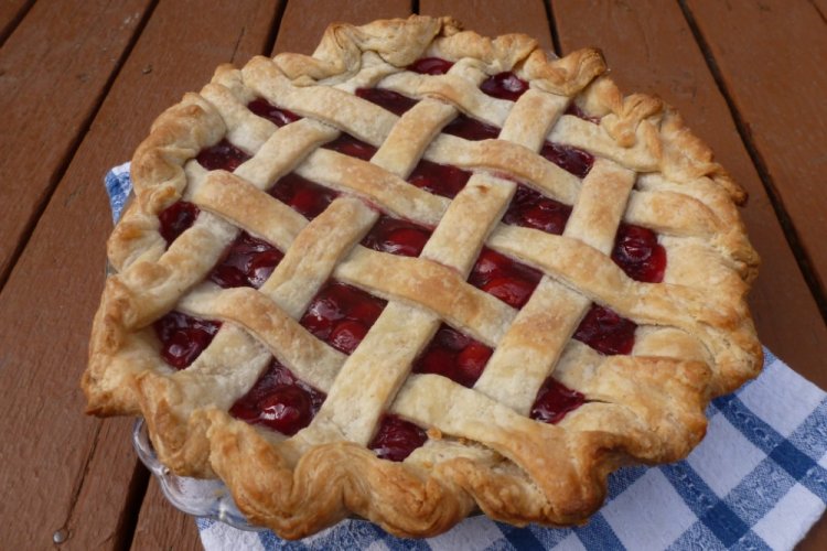 Слоеный пирог с вишней