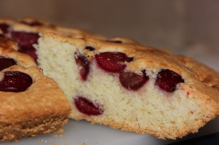 Пирог с вишней и бананом