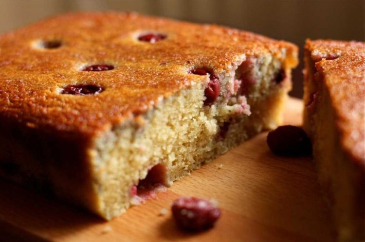 Пирог с манкой и вишней