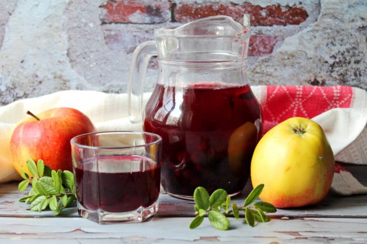 Компот с яблоками и черникой