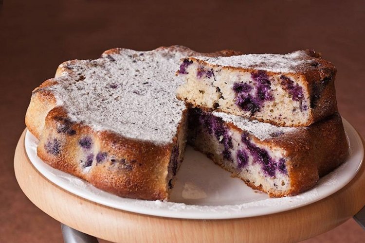 Манник с черникой на сметане