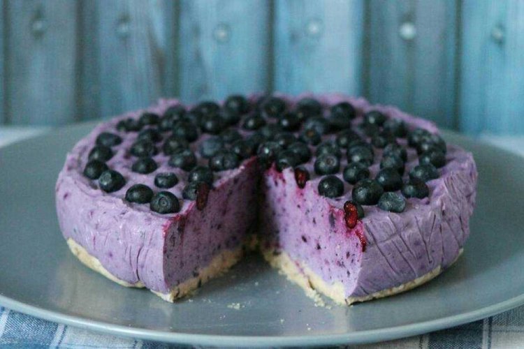 Творожно-черничный торт без выпечки