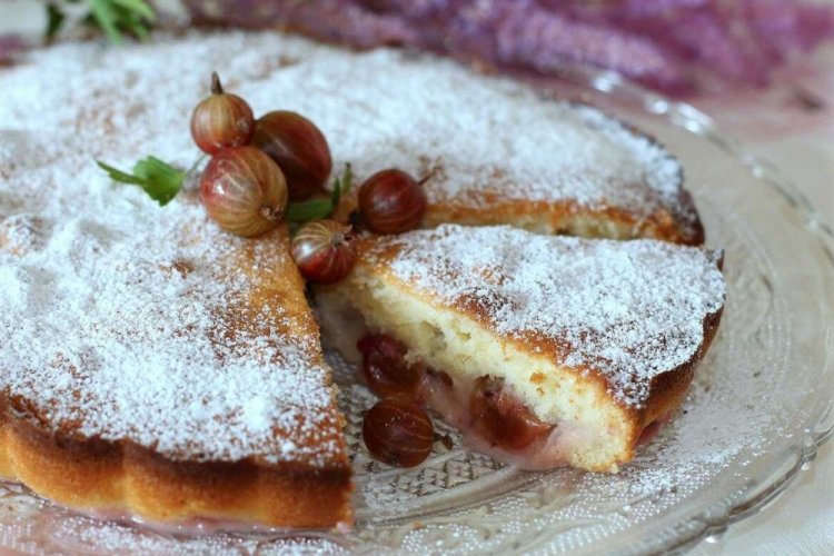 Пирог на йогурте с крыжовником