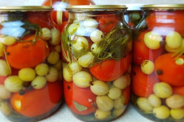 Маринованные помидоры с виноградом на зиму