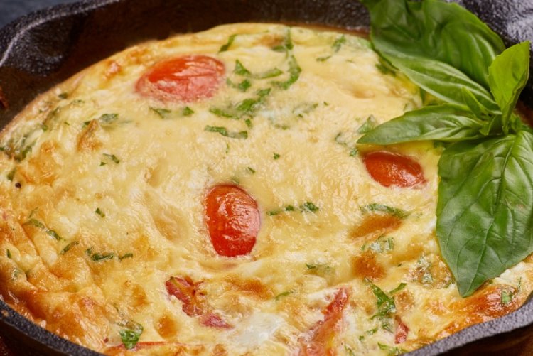 Омлет с помидорами и базиликом