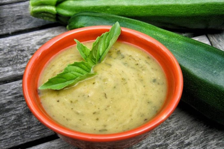 Суп-пюре из кабачков и базилика