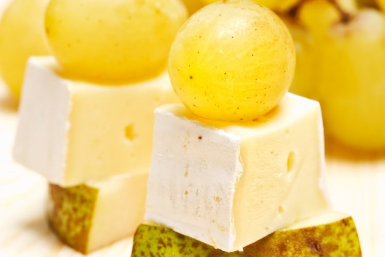 Канапе с сыром и виноградом