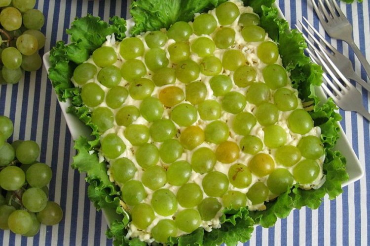 Салат «Тиффани» с виноградом