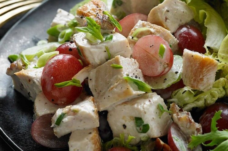 Салат с курицей и виноградом