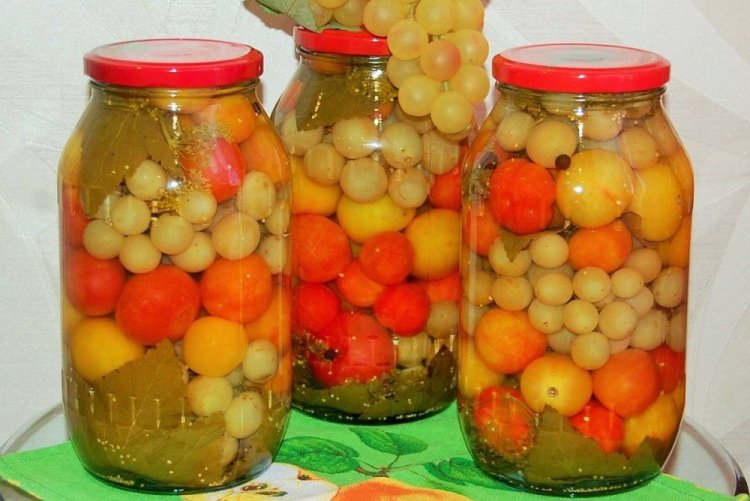 Помидоры с виноградом на зиму