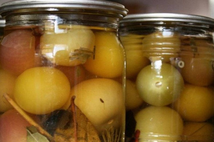 Маринованный физалис со сливами