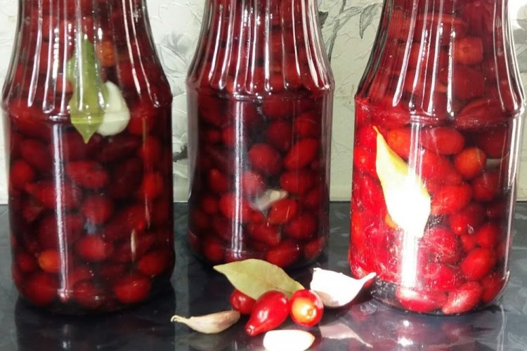 Маринованный кизил с острым перцем на зиму