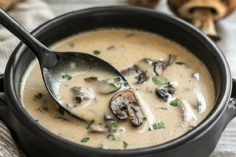 Грибной суп со сливками в казане на костре
