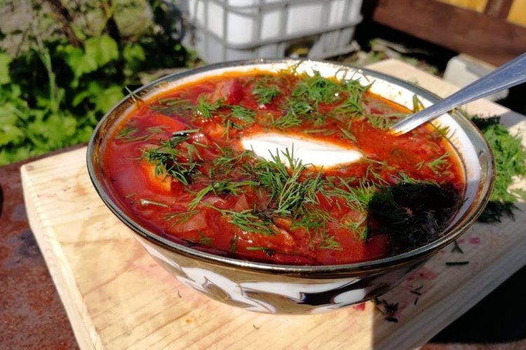 Борщ в казане на костре