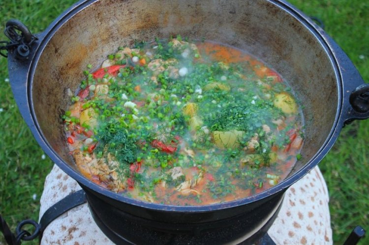 Куриный суп в казане на костре