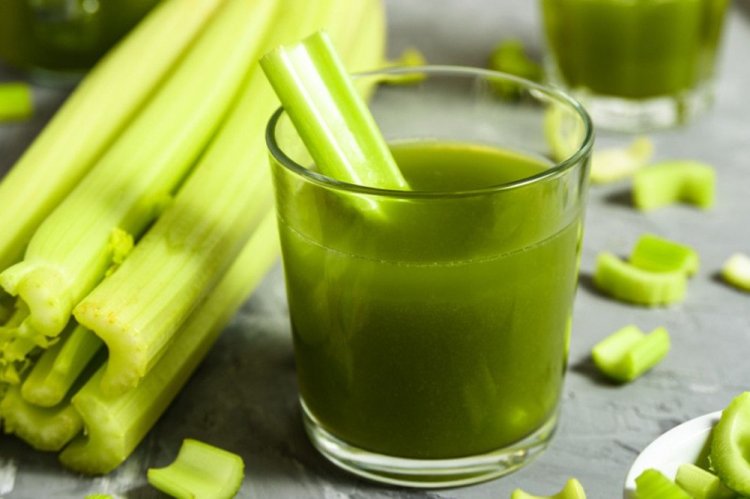 Сок из сельдерея с зеленью, лимоном и имбирем