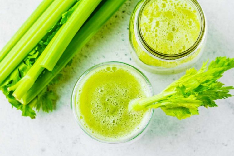 Сок из сельдерея, зелени и фруктов