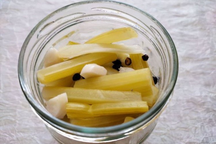 Маринованные стебли сельдерея на зиму