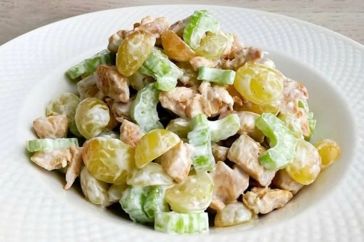 ПП салат с курицей, виноградом и сельдереем