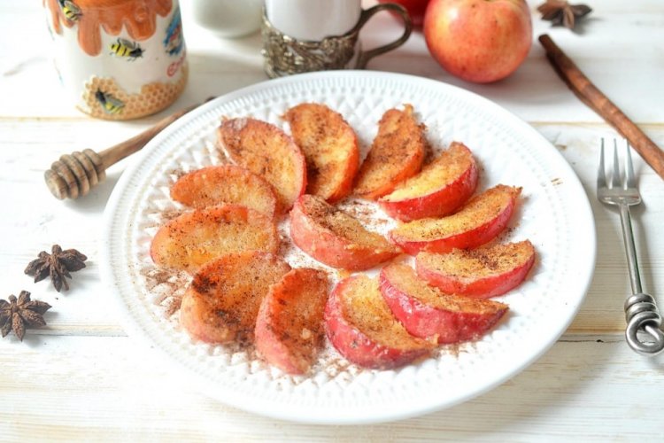 Жареные яблоки с корицей