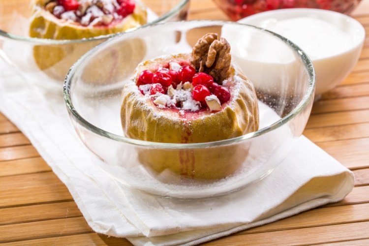 Запеченные яблоки с ягодами и медом