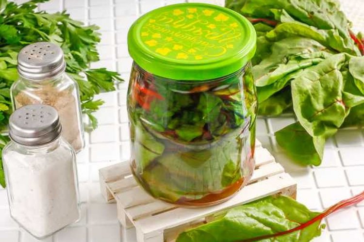 Свекольная ботва со щавелем на зиму