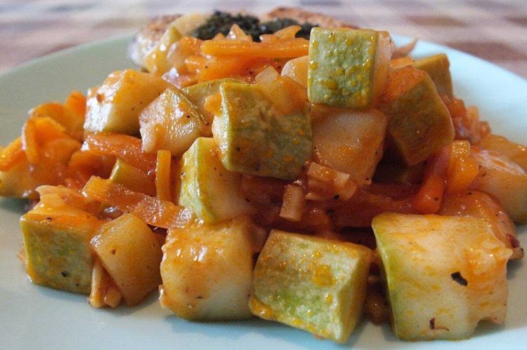 Гарнир из яблок и кабачков