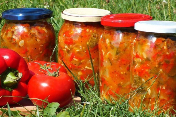 Салат из цукини с овощами и зеленью на зиму