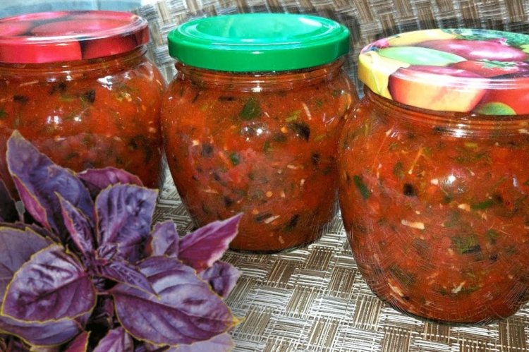 Томатный соус с овощами и базиликом на зиму