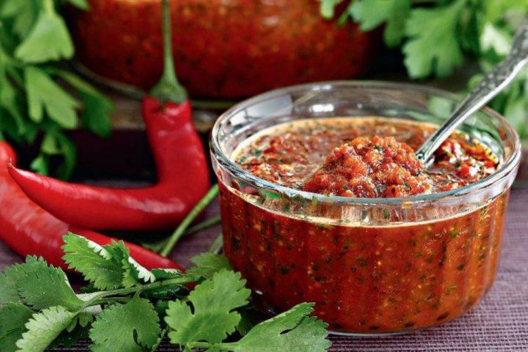 Томатный соус с базиликом и перцем чили на зиму