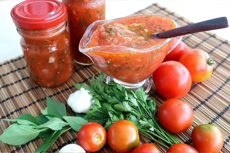 Томатный соус с базиликом и зеленью на зиму