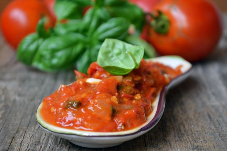 Томатный соус с овощами, базиликом и красным вином