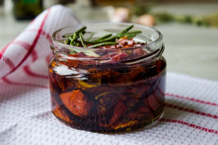 Вяленые помидоры с розмарином