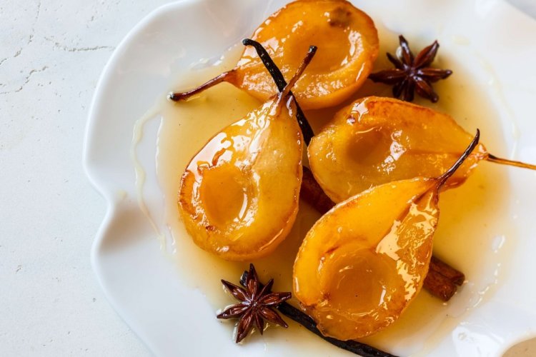 Карамелизованная груша на сковороде