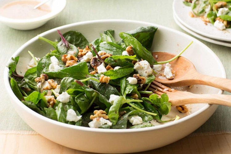 Салат с грушей, шпинатом и фетой