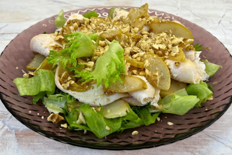 Салат с курицей, пекинской капустой и грушей