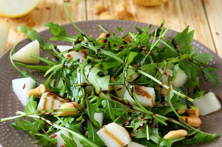Салат с грушей и рукколой