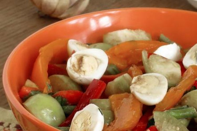 Салат с физалисом и перепелиными яйцами