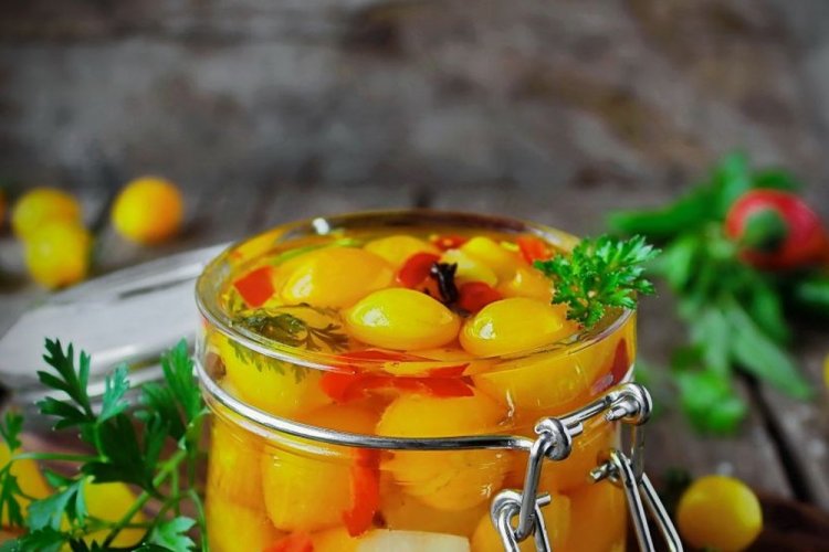 Желтые помидоры с перцем чили на зиму