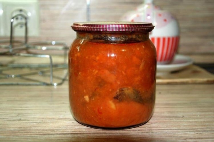 Салат с килькой и краснодарским соусом на зиму