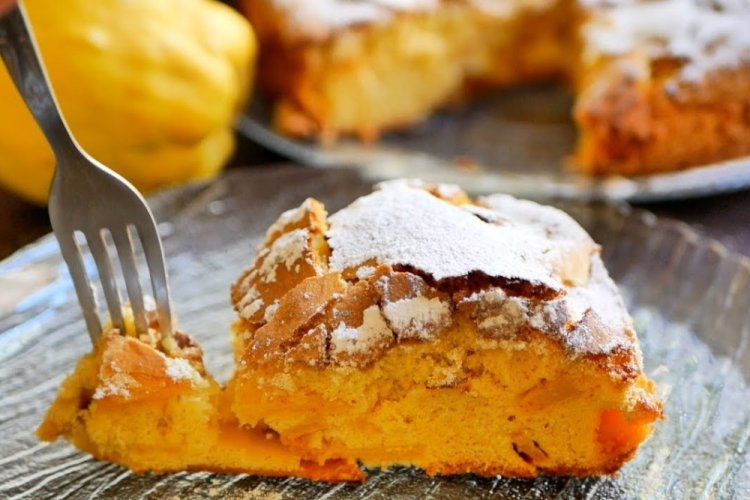 Шарлотка с айвой