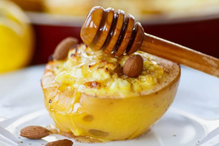 Запеченная айва с творогом и грецкими орехами