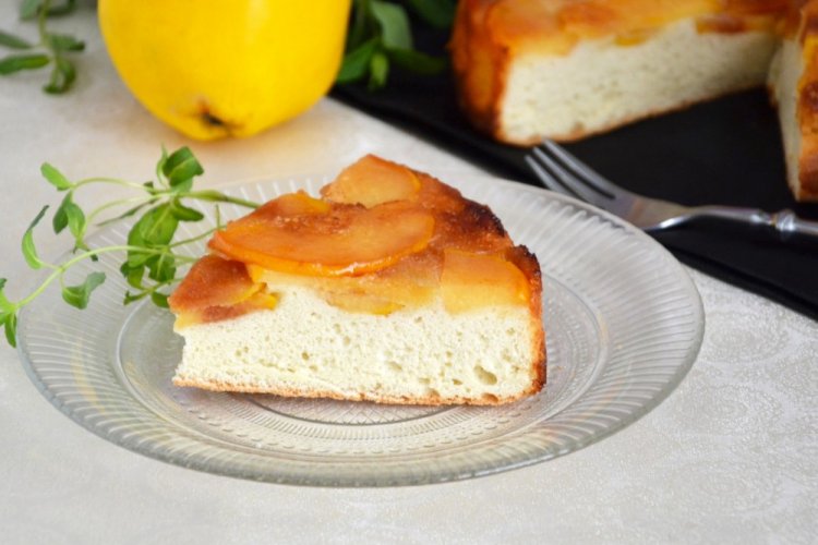 Простой пирог с айвой