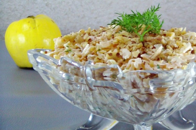 Салат из айвы с сыром