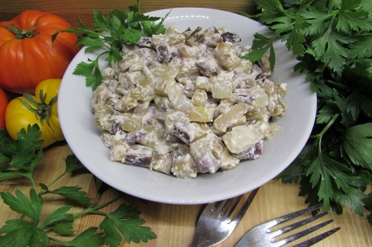 Тушеные баклажаны в сметане с чесноком