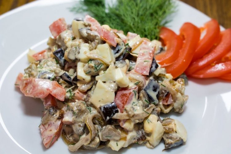 Салат с баклажанами и яйцами